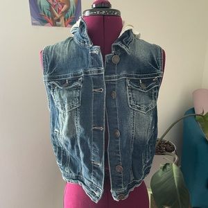 Denim vest with lace hood and pockets